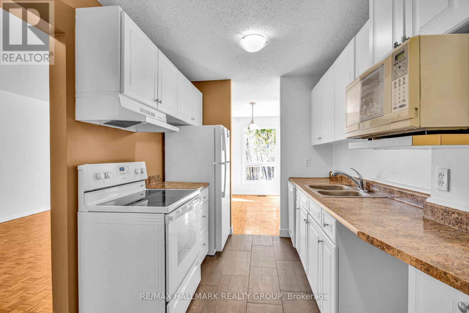 338 Stone Quarry Private, Ottawa, ON - Indoor Photo Showing Kitchen With Double Sink