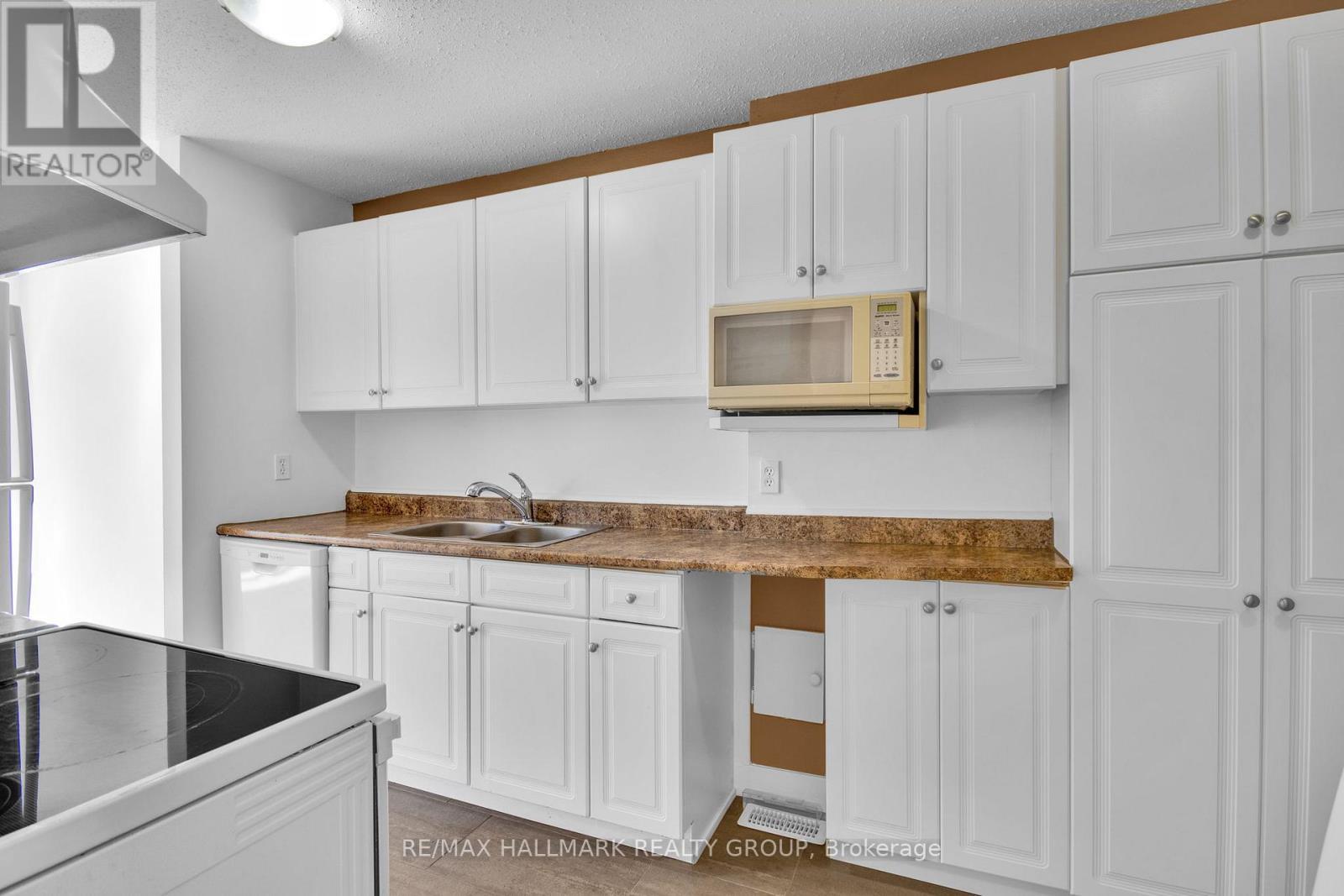 338 Stone Quarry Private, Ottawa, ON - Indoor Photo Showing Kitchen With Double Sink