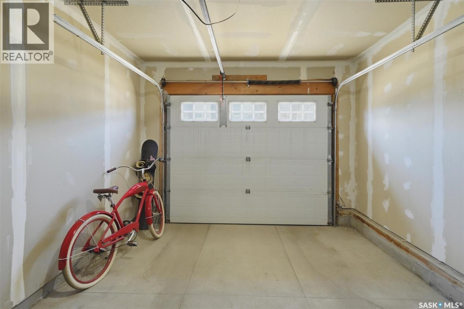 105 Lynd Crescent, Saskatoon, SK - Indoor Photo Showing Garage