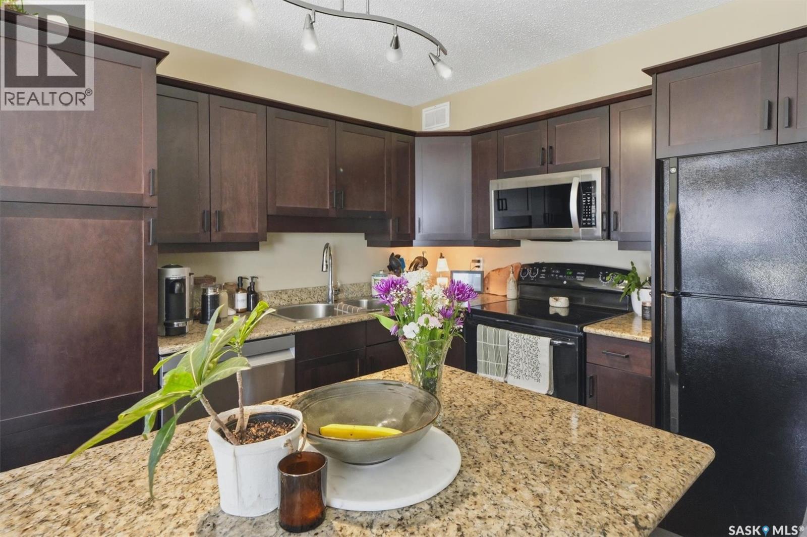 105 Lynd Crescent, Saskatoon, SK - Indoor Photo Showing Kitchen With Double Sink