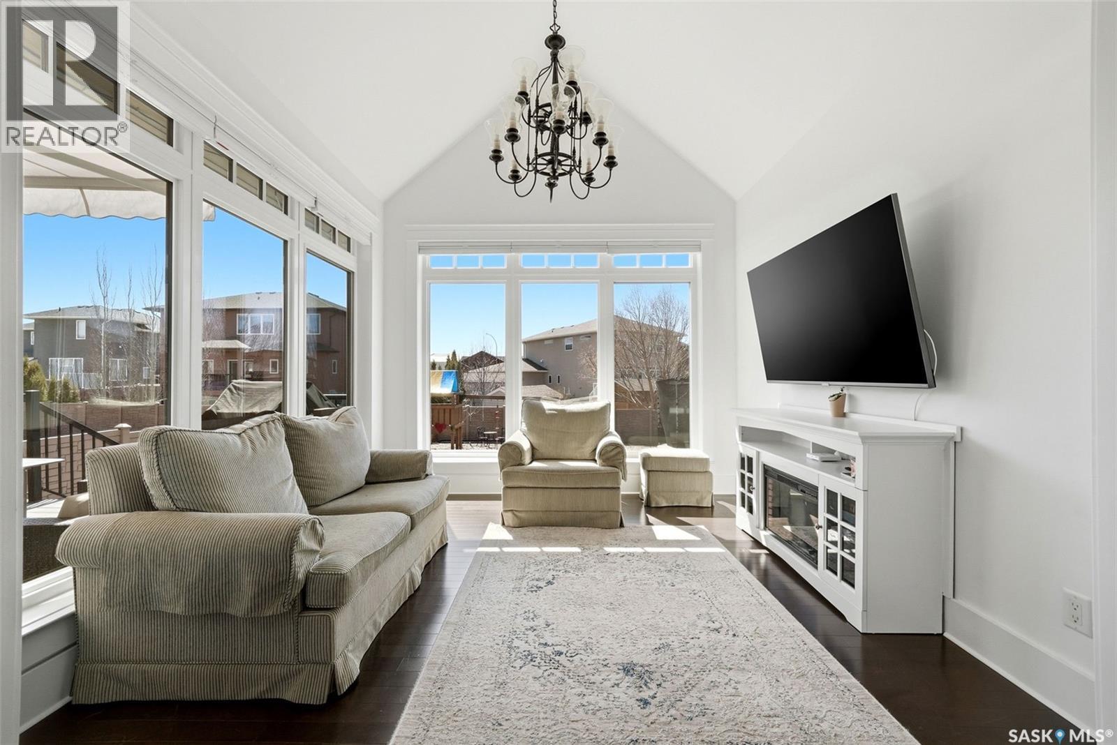6105 Little Pine Loop, Regina, SK - Indoor Photo Showing Living Room