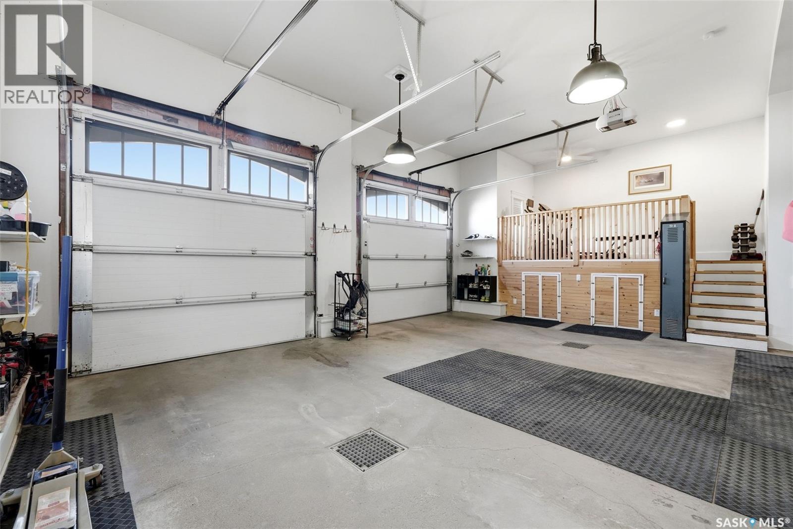 6105 Little Pine Loop, Regina, SK - Indoor Photo Showing Garage