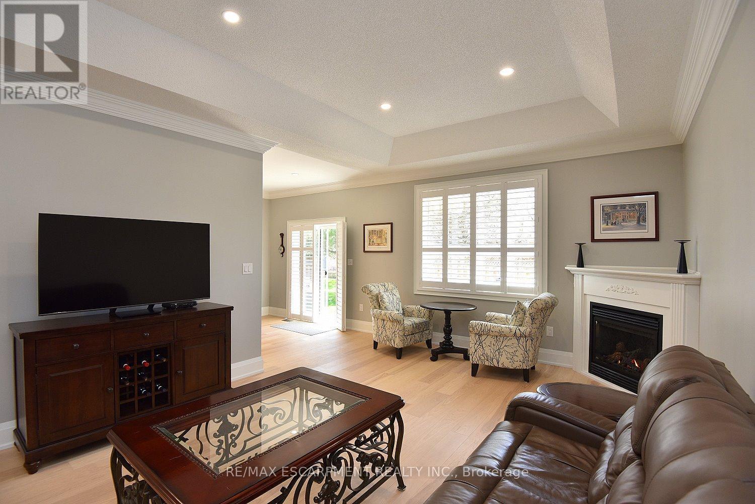 49 Riveroaks Drive, Hamilton, ON - Indoor Photo Showing Living Room With Fireplace