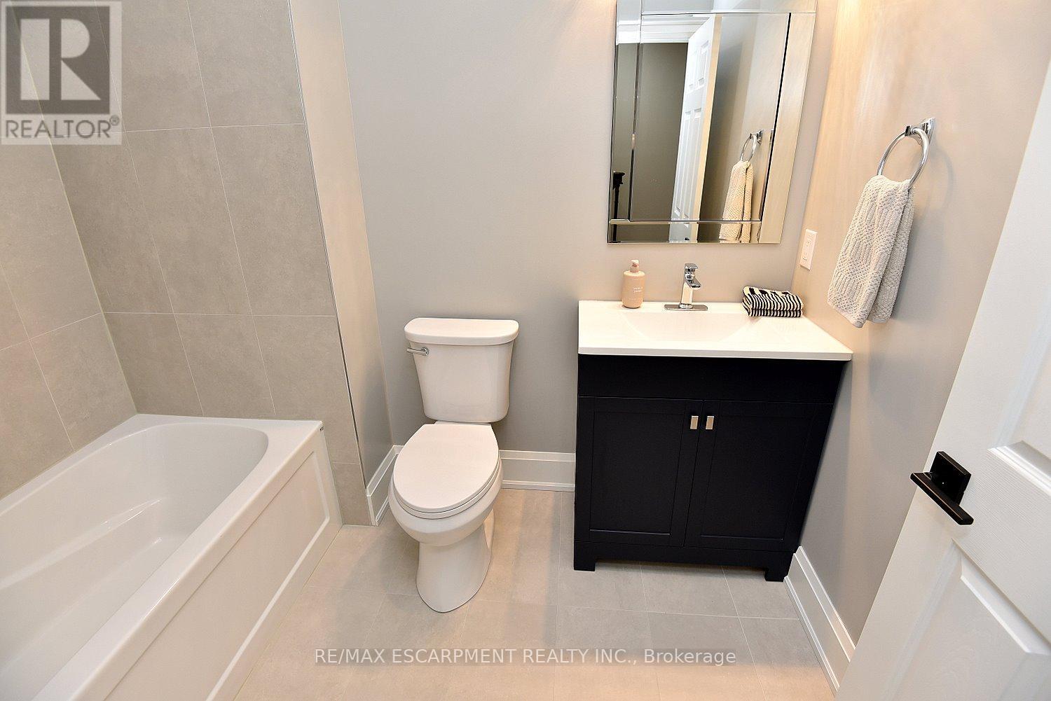 49 Riveroaks Drive, Hamilton, ON - Indoor Photo Showing Bathroom