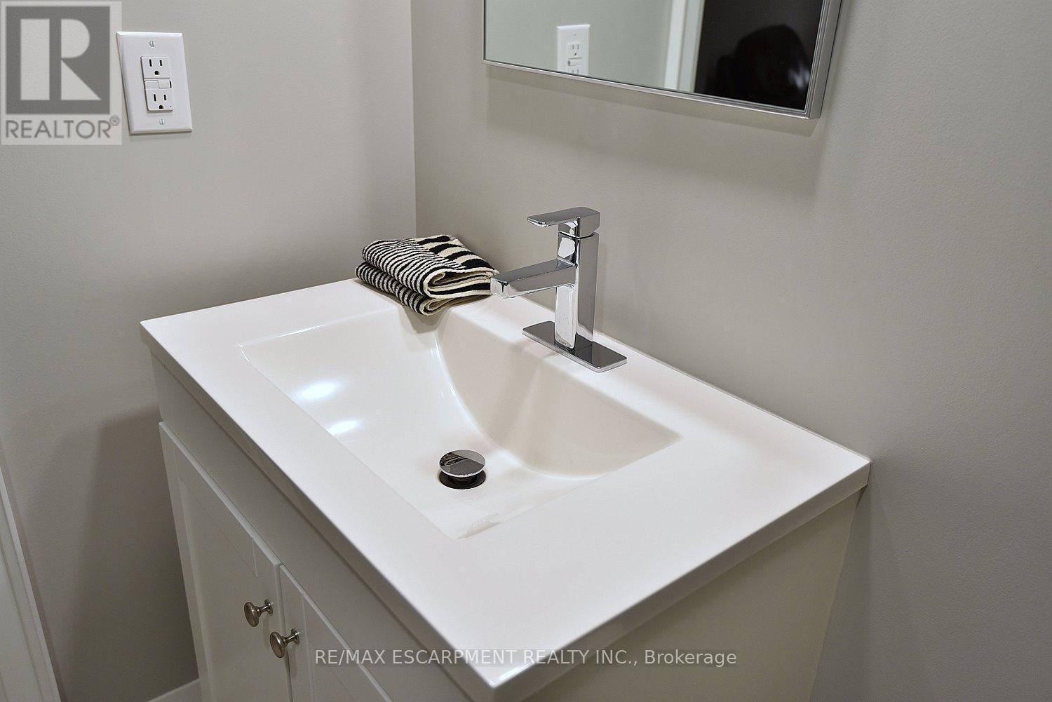 49 Riveroaks Drive, Hamilton, ON - Indoor Photo Showing Bathroom