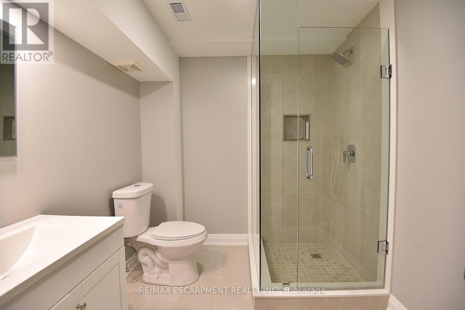49 Riveroaks Drive, Hamilton, ON - Indoor Photo Showing Bathroom