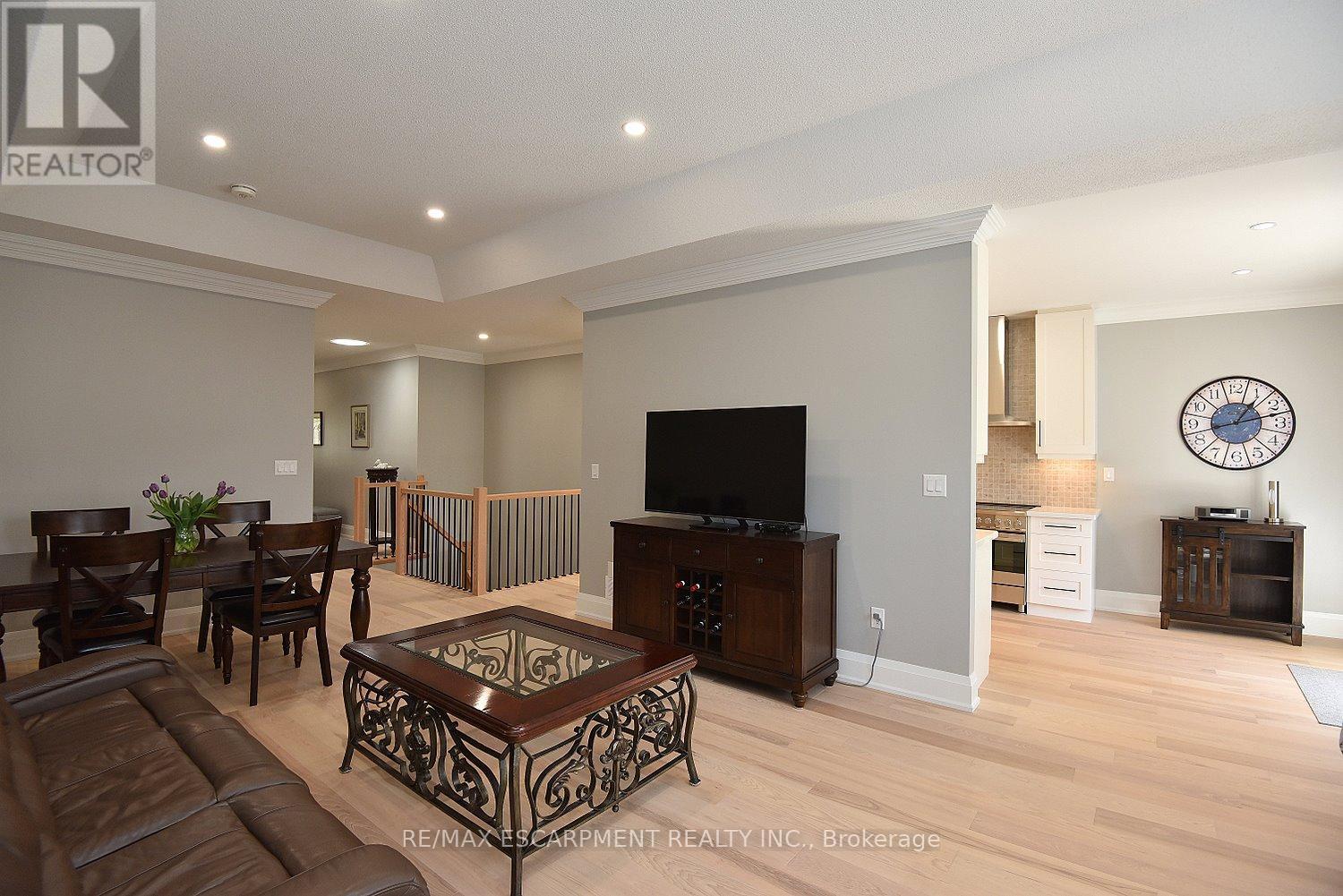 49 Riveroaks Drive, Hamilton, ON - Indoor Photo Showing Living Room