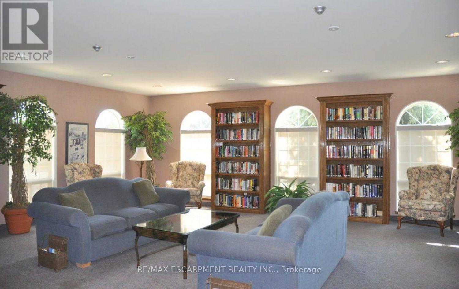 49 Riveroaks Drive, Hamilton, ON - Indoor Photo Showing Living Room