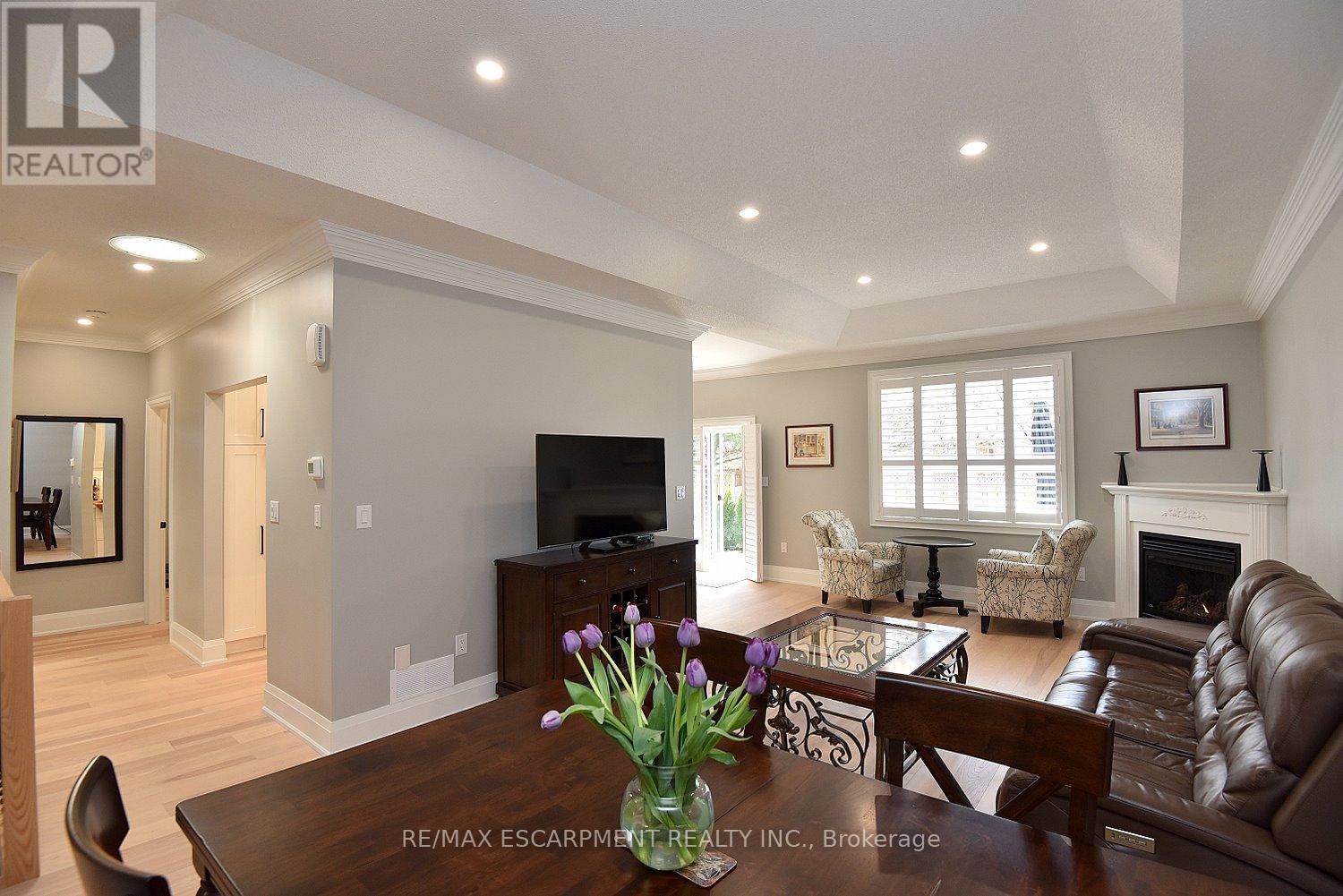 49 Riveroaks Drive, Hamilton, ON - Indoor Photo Showing Living Room With Fireplace