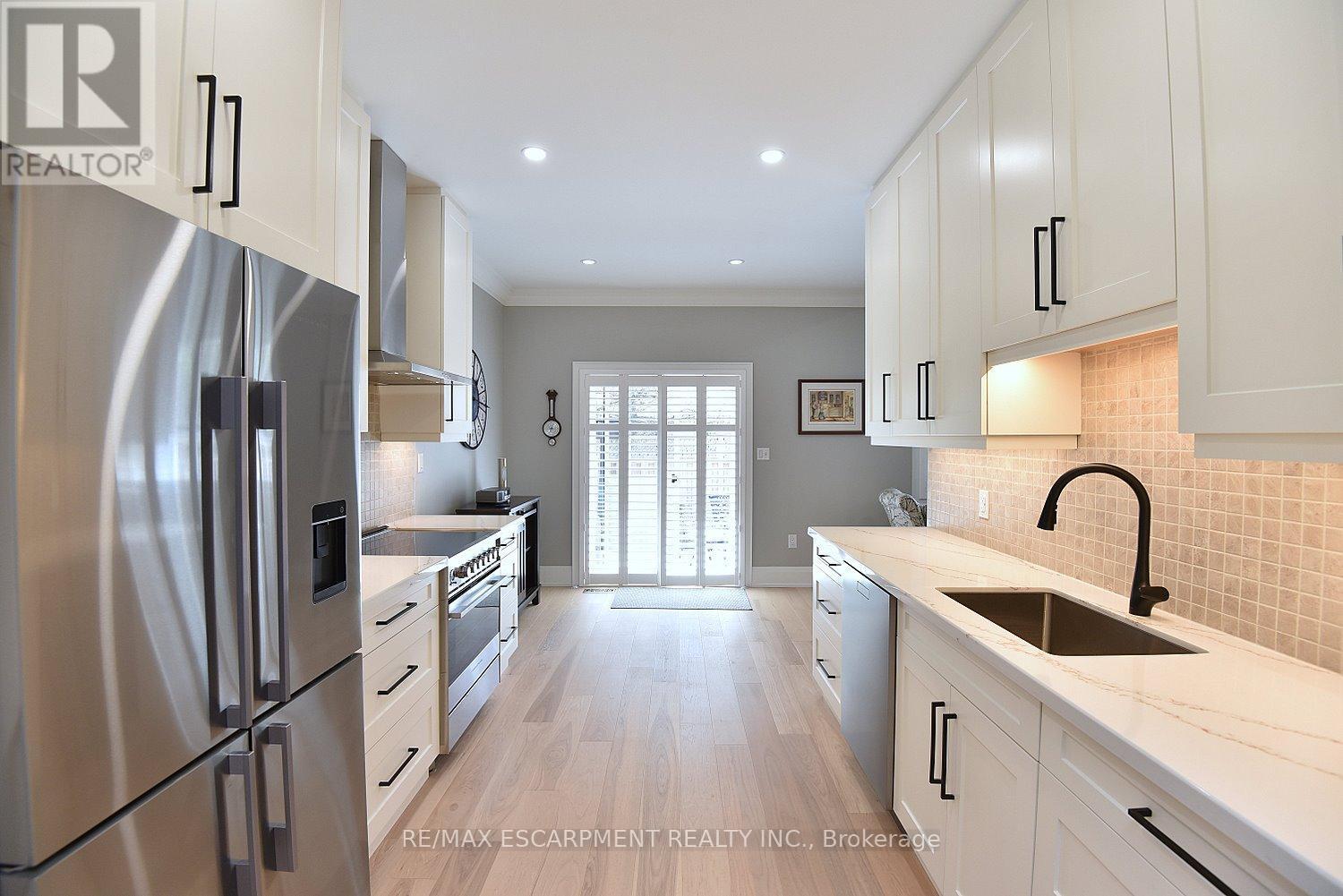 49 Riveroaks Drive, Hamilton, ON - Indoor Photo Showing Kitchen With Upgraded Kitchen