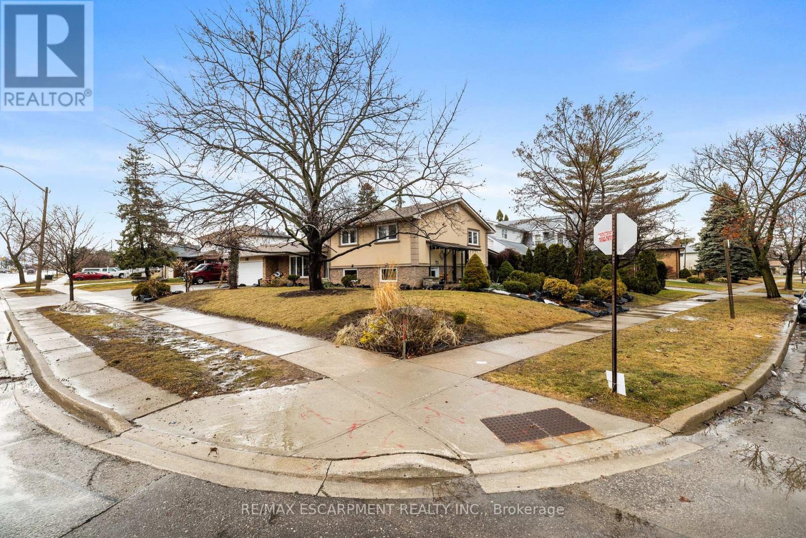 1045 Bloor Street, Mississauga, ON - Outdoor