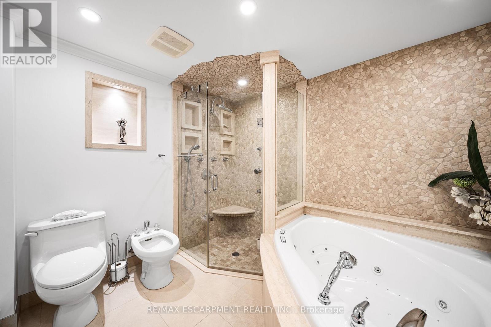 1045 Bloor Street, Mississauga, ON - Indoor Photo Showing Bathroom