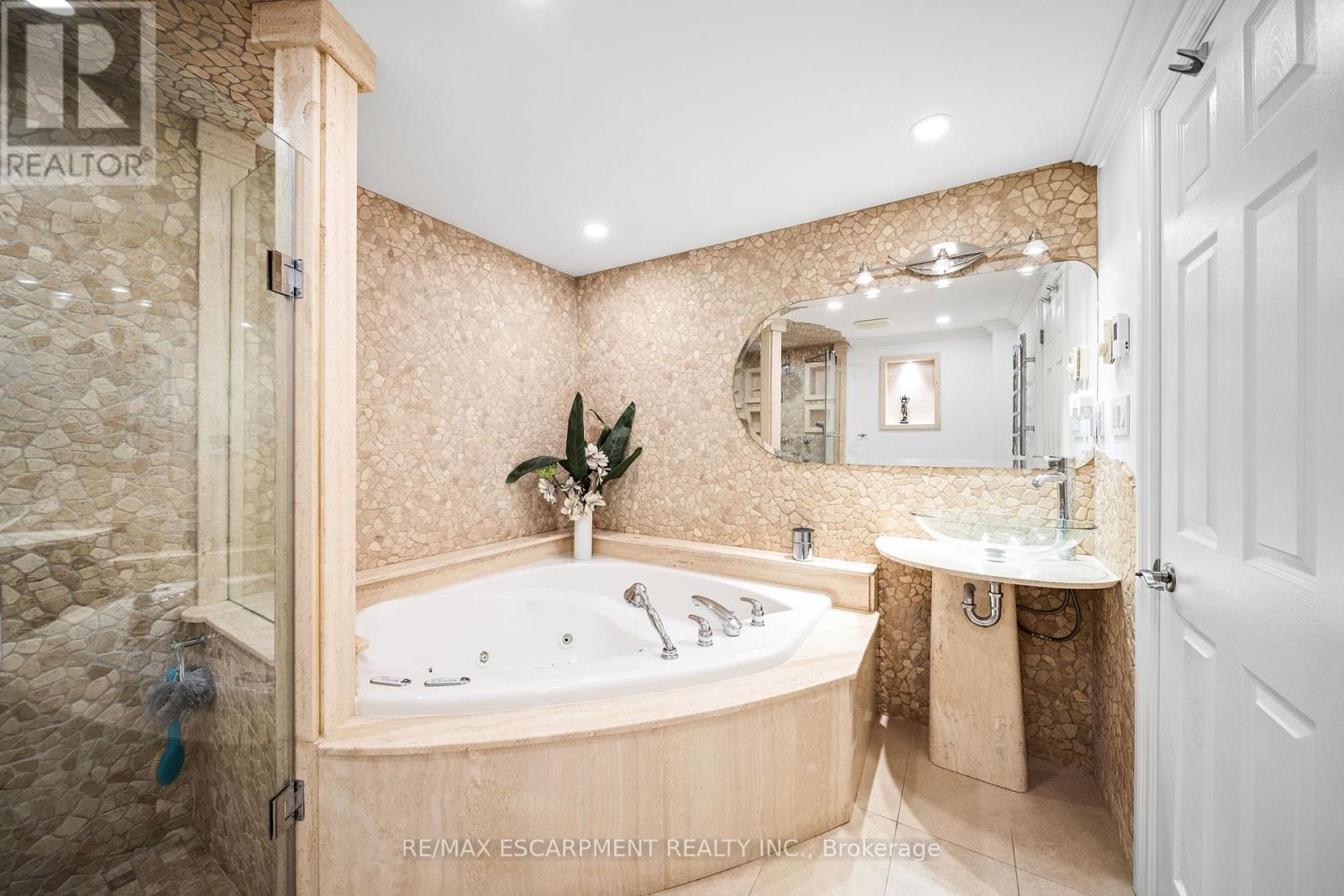 1045 Bloor Street, Mississauga, ON - Indoor Photo Showing Bathroom