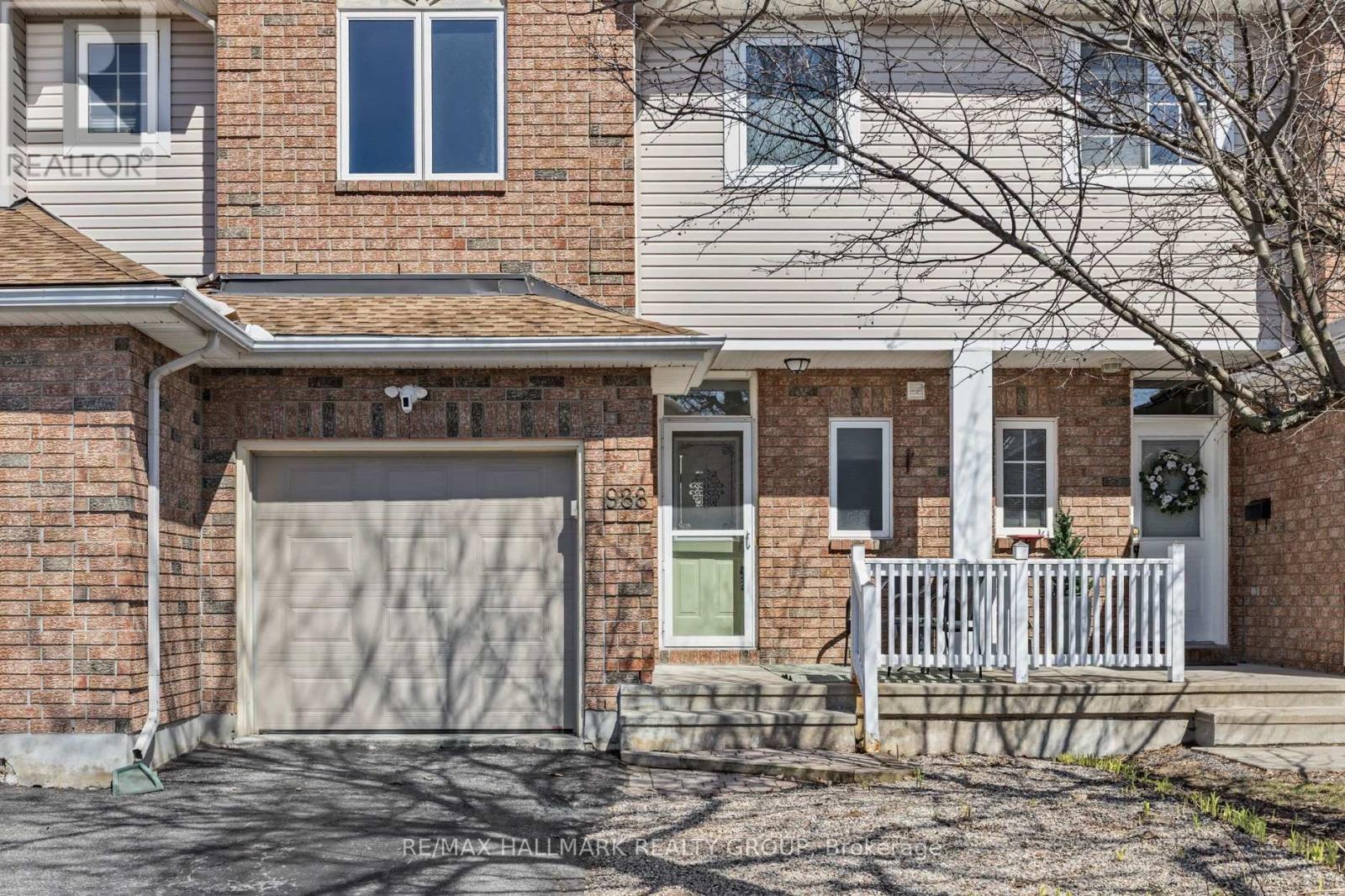 Welcoming front porch w/charming brick exterior - 988 Lucille Way, Ottawa, ON - Outdoor