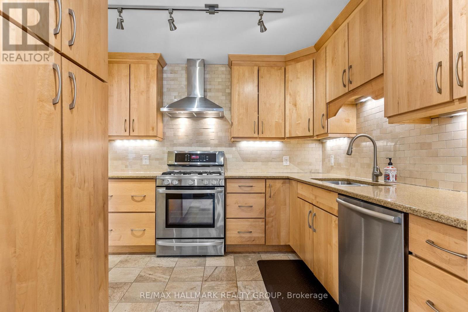 Modern kitchen with quartz counters - 988 Lucille Way, Ottawa, ON - Indoor Photo Showing Kitchen