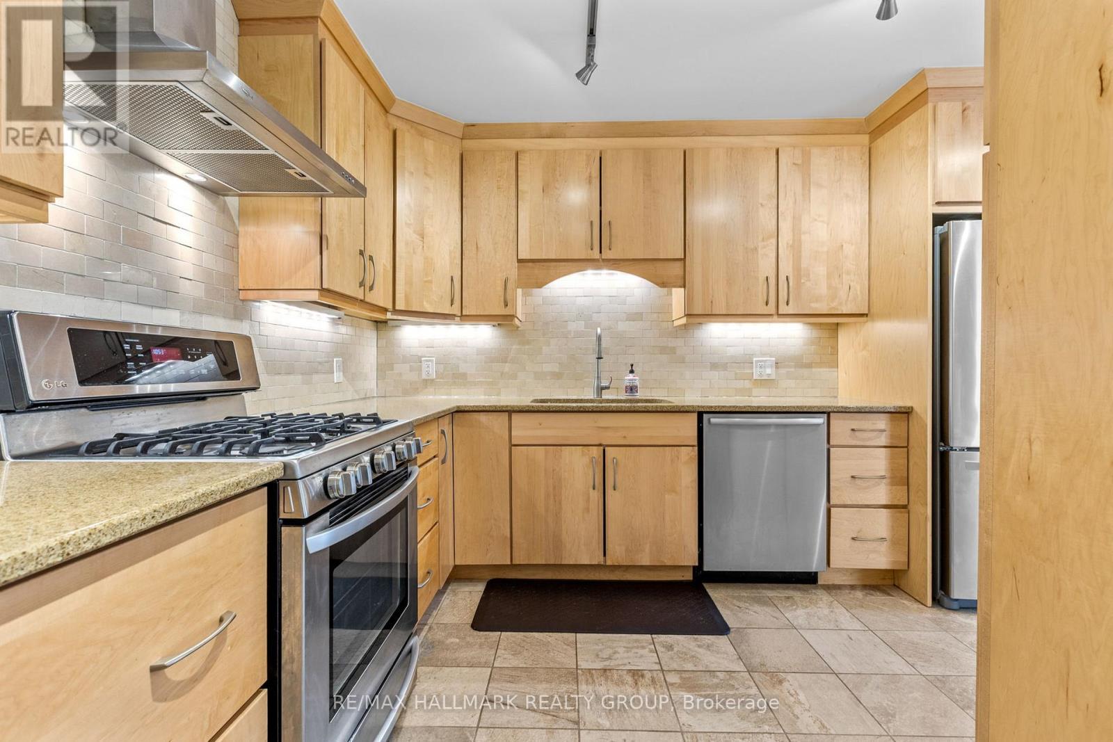 Functional kitchen with ample cabinetry - 988 Lucille Way, Ottawa, ON - Indoor Photo Showing Kitchen