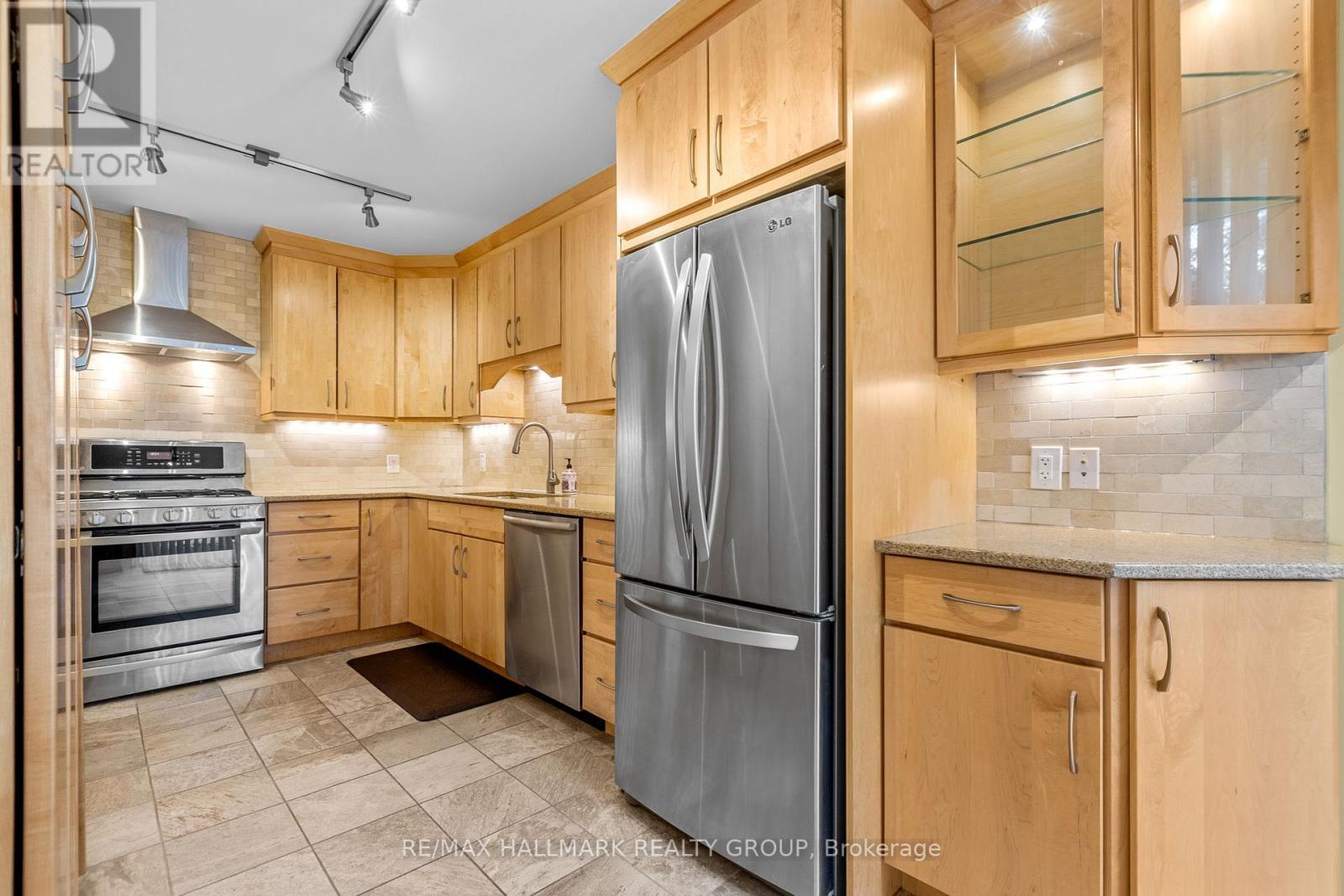 Renovated kitchen with maple cabinets - 988 Lucille Way, Ottawa, ON - Indoor Photo Showing Kitchen
