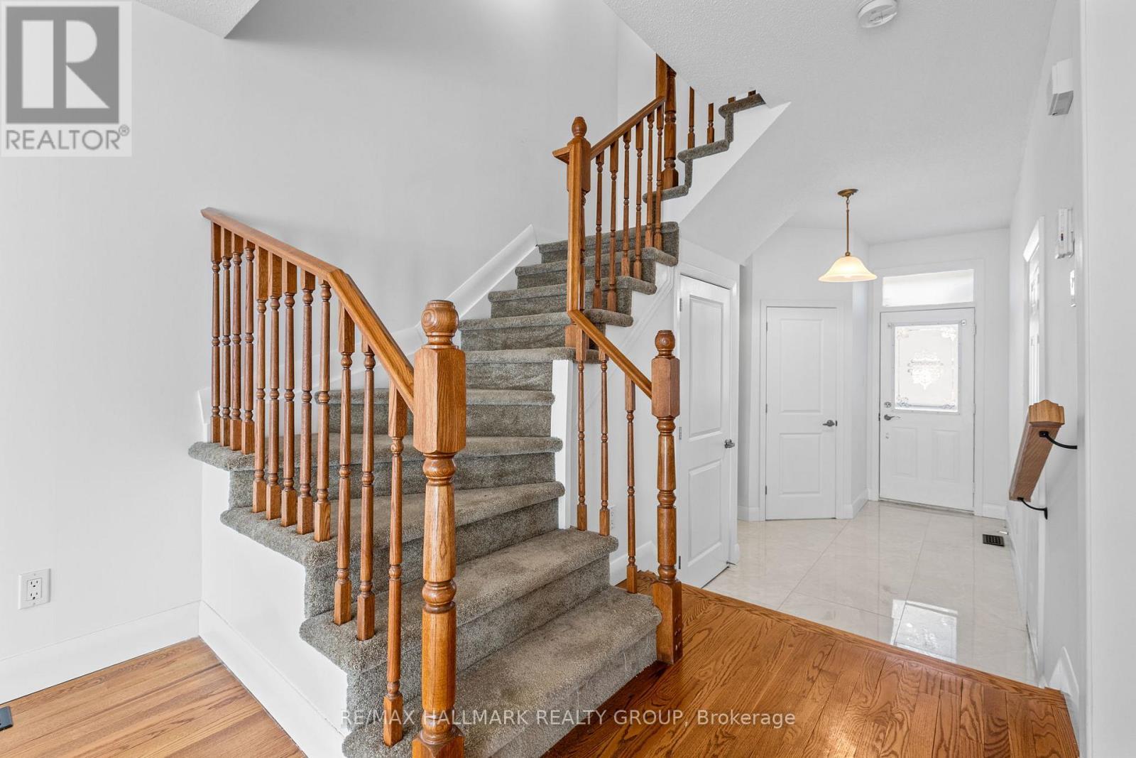 Staircase with wood railings - 988 Lucille Way, Ottawa, ON - Indoor Photo Showing Other Room