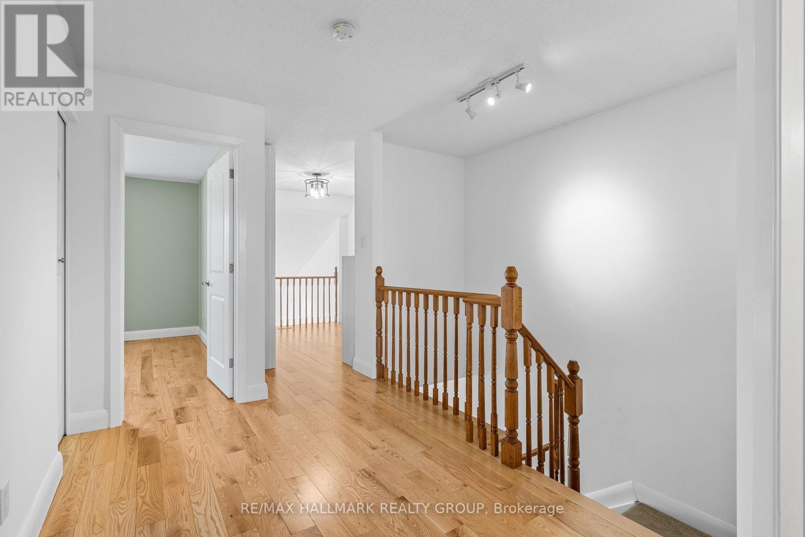 Upper hallway and railing view - 988 Lucille Way, Ottawa, ON - Indoor Photo Showing Other Room
