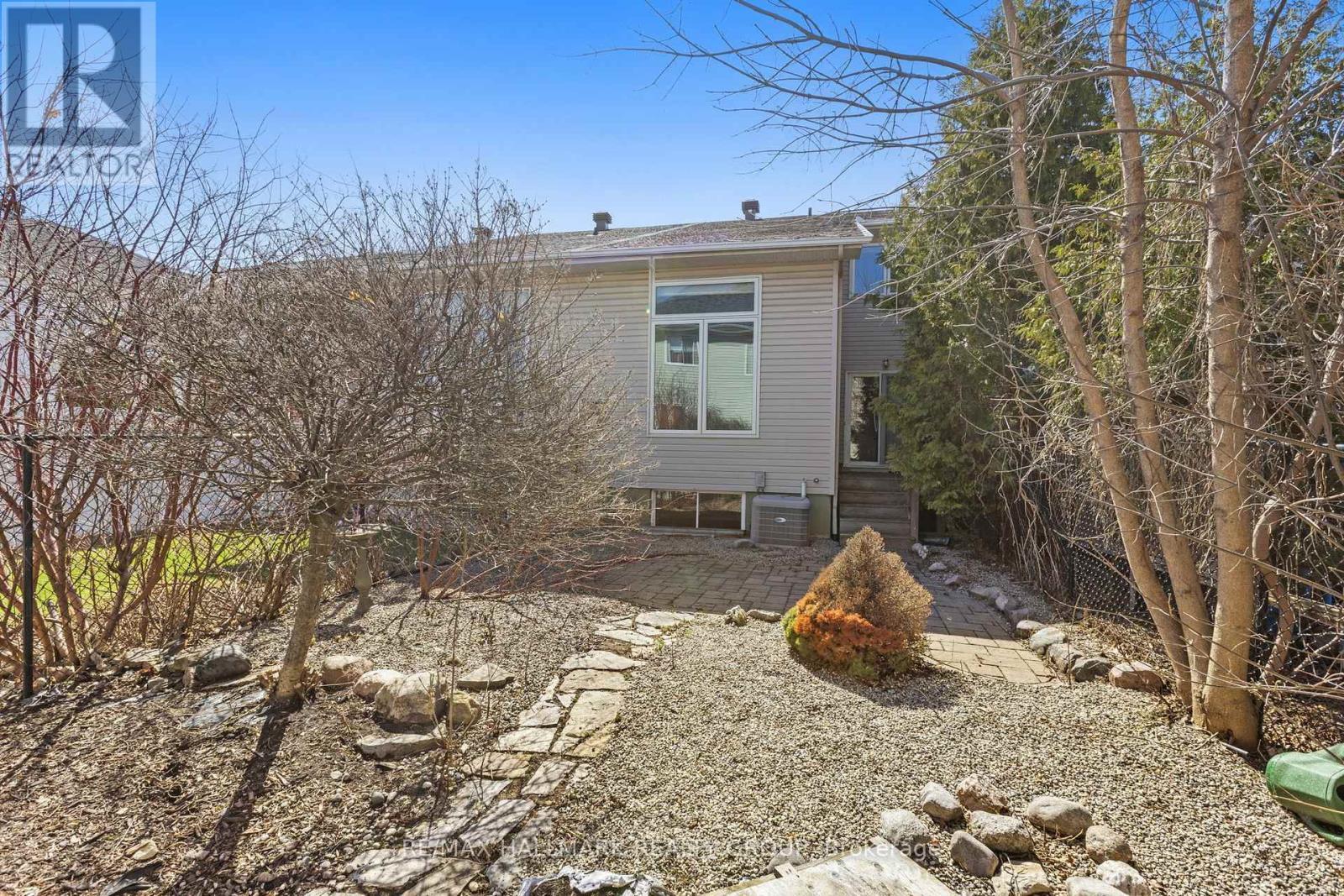Fully fenced backyard featuring deck & gazebo - 988 Lucille Way, Ottawa, ON - Outdoor