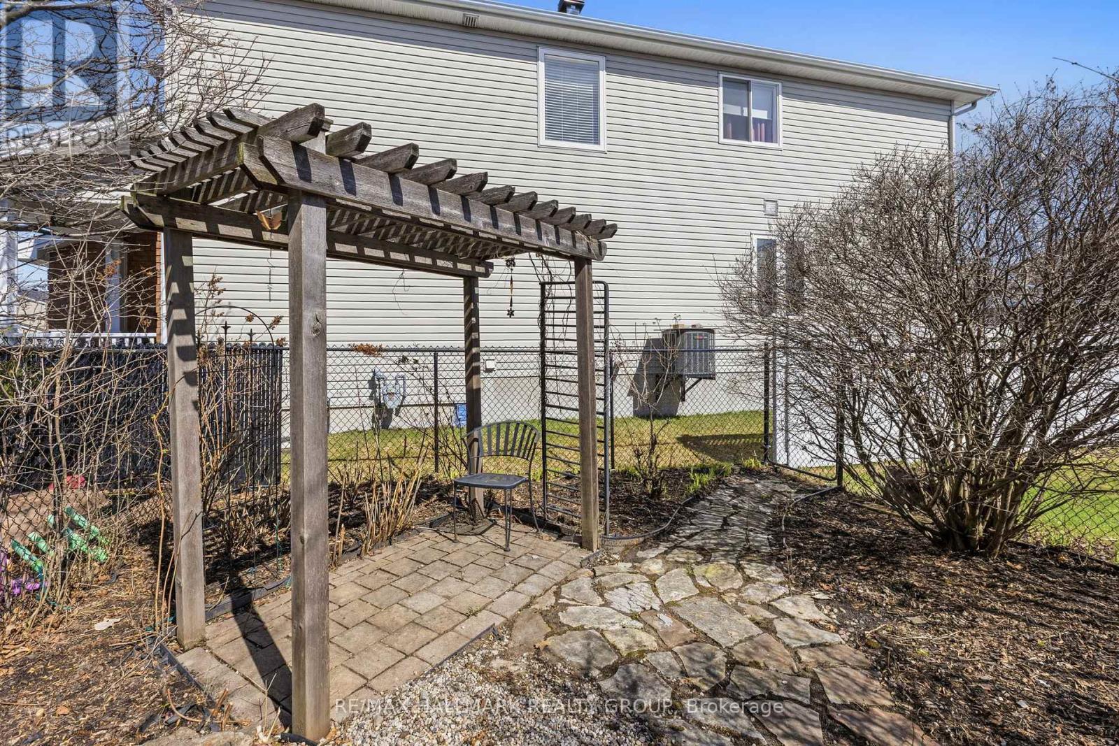 Private backyard with gazebo - 988 Lucille Way, Ottawa, ON - Outdoor