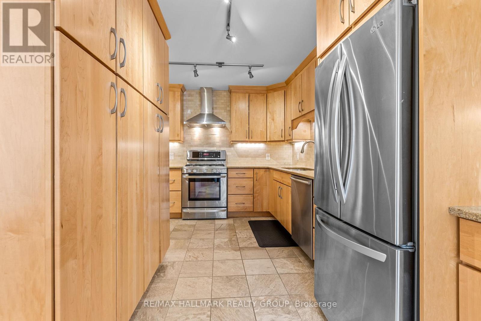 Updated kitchen with stainless appliances - 988 Lucille Way, Ottawa, ON - Indoor Photo Showing Kitchen