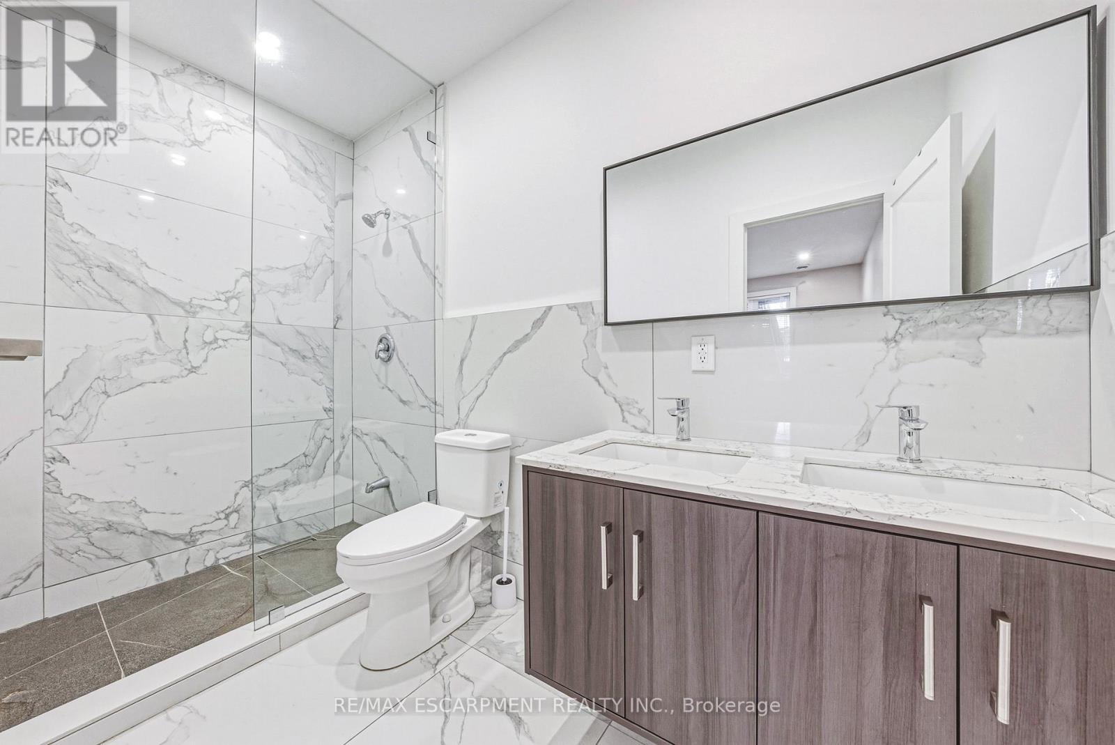 68 Vansitmart Avenue, Hamilton, ON - Indoor Photo Showing Bathroom