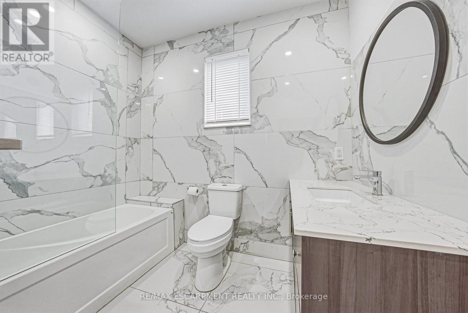 68 Vansitmart Avenue, Hamilton, ON - Indoor Photo Showing Bathroom