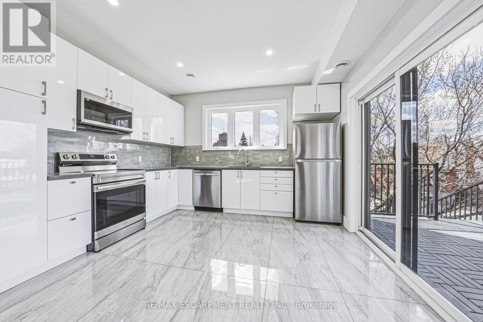 68 Vansitmart Avenue, Hamilton, ON - Indoor Photo Showing Kitchen With Upgraded Kitchen