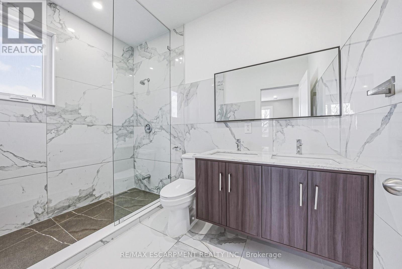 68 Vansitmart Avenue, Hamilton, ON - Indoor Photo Showing Bathroom