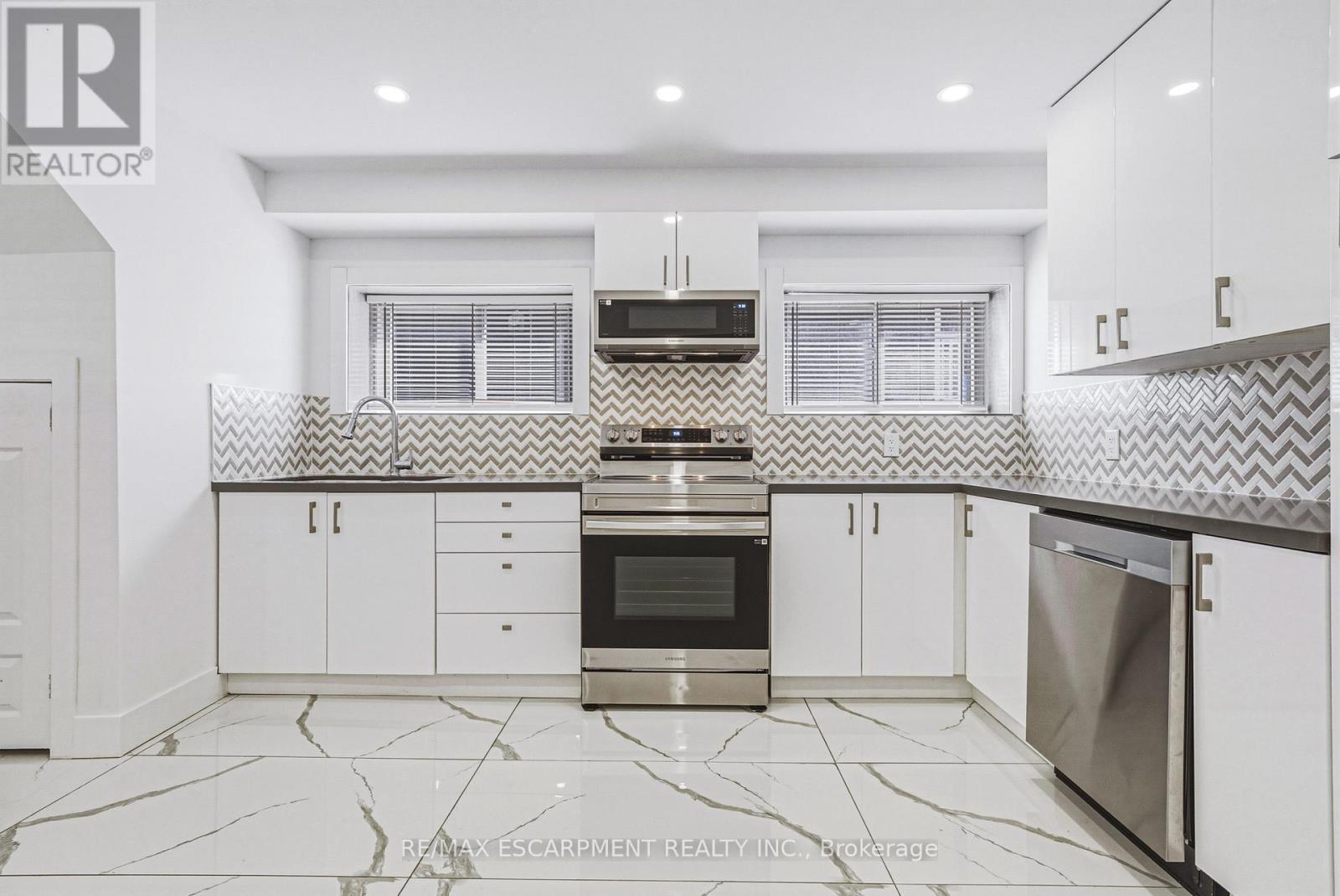 68 Vansitmart Avenue, Hamilton, ON - Indoor Photo Showing Kitchen