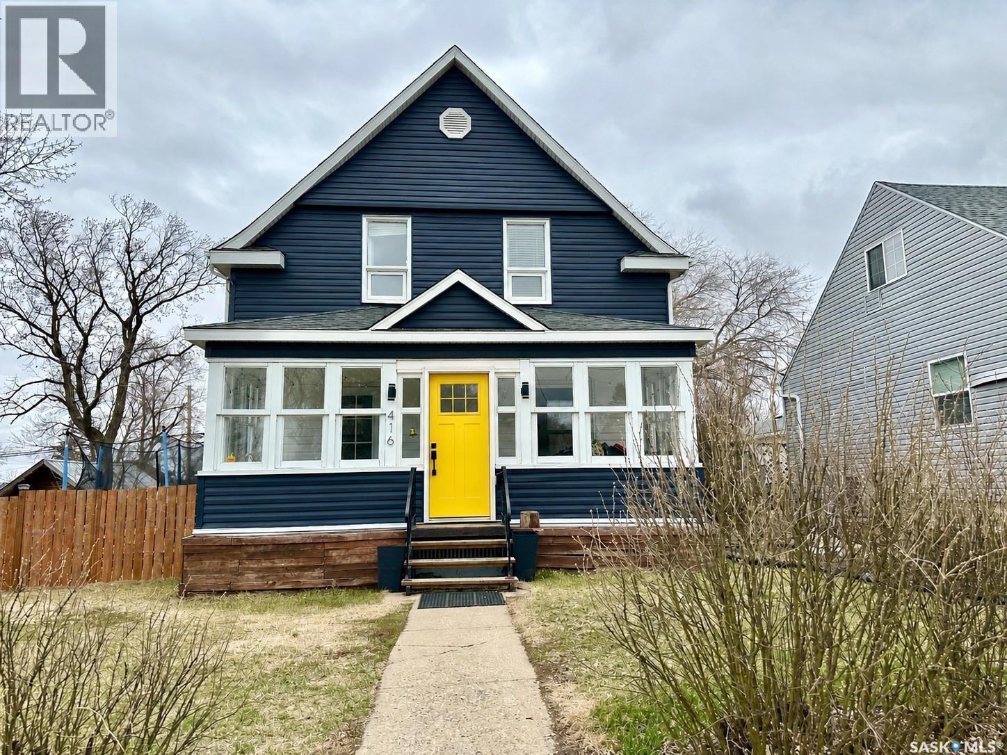 416 3Rd Street Se, Weyburn, SK - Outdoor With Facade