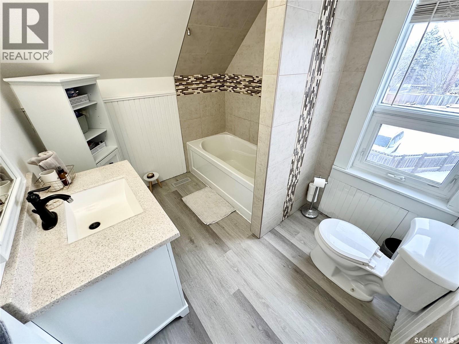 416 3Rd Street Se, Weyburn, SK - Indoor Photo Showing Bathroom