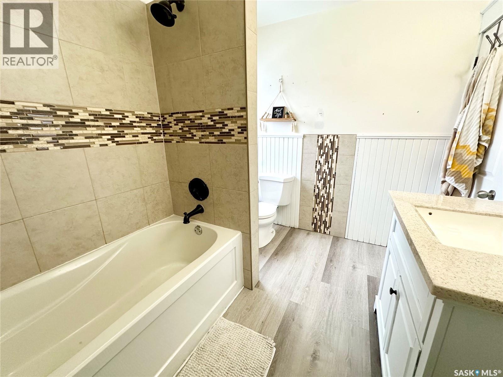 416 3Rd Street Se, Weyburn, SK - Indoor Photo Showing Bathroom