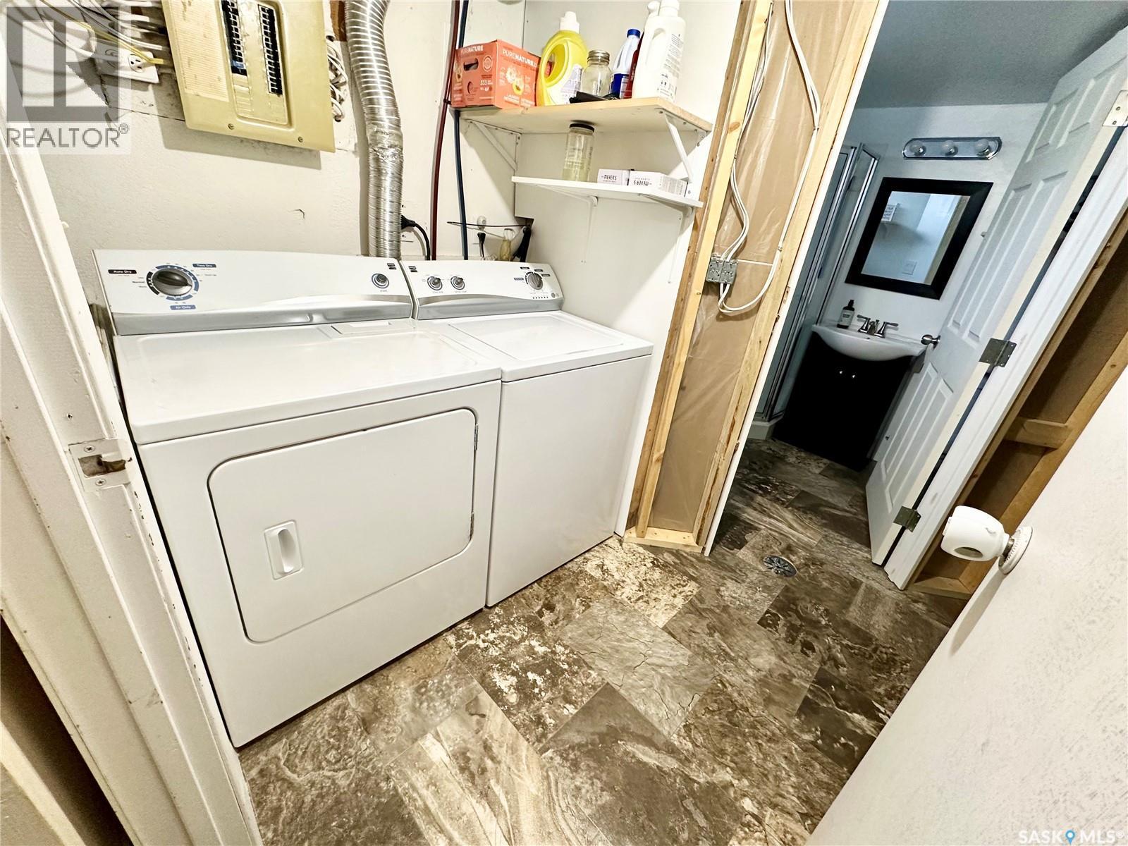 416 3Rd Street Se, Weyburn, SK - Indoor Photo Showing Laundry Room