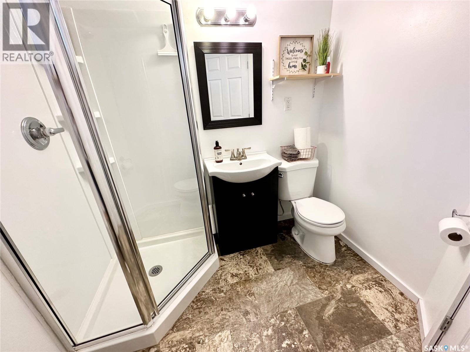416 3Rd Street Se, Weyburn, SK - Indoor Photo Showing Bathroom