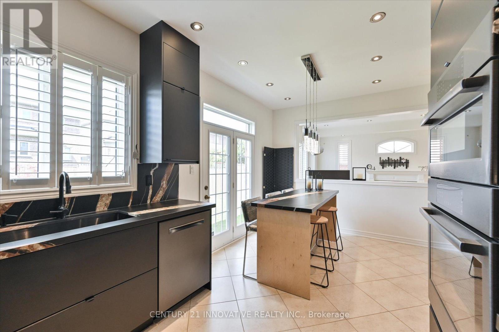 92 Riverwalk Drive, Markham, ON - Indoor Photo Showing Kitchen With Upgraded Kitchen