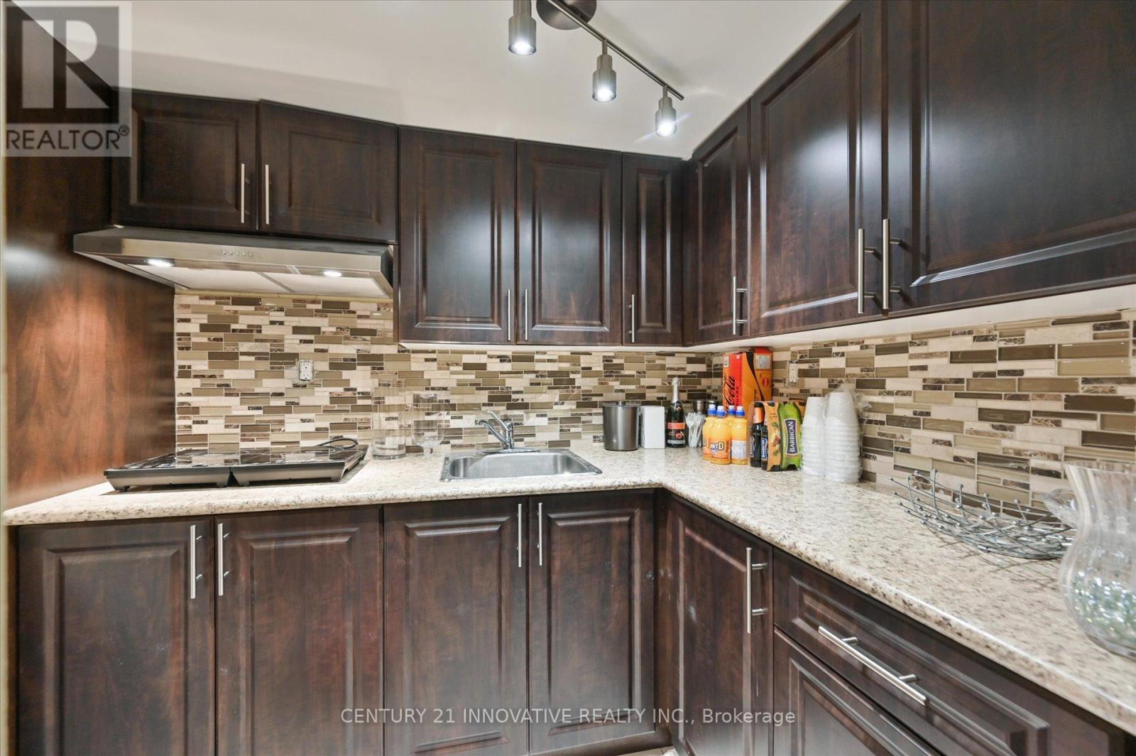 92 Riverwalk Drive, Markham, ON - Indoor Photo Showing Kitchen With Upgraded Kitchen