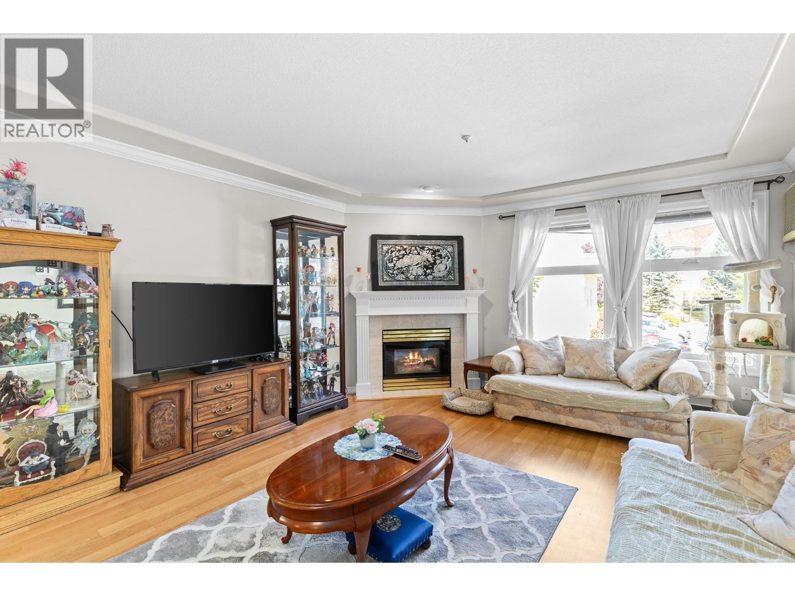 3300 Centennial Drive Unit# 204, Vernon, BC - Indoor Photo Showing Living Room With Fireplace
