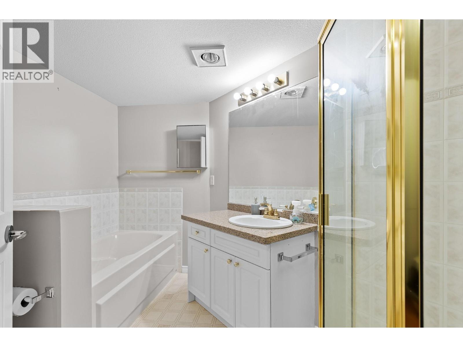 3300 Centennial Drive Unit# 204, Vernon, BC - Indoor Photo Showing Bathroom