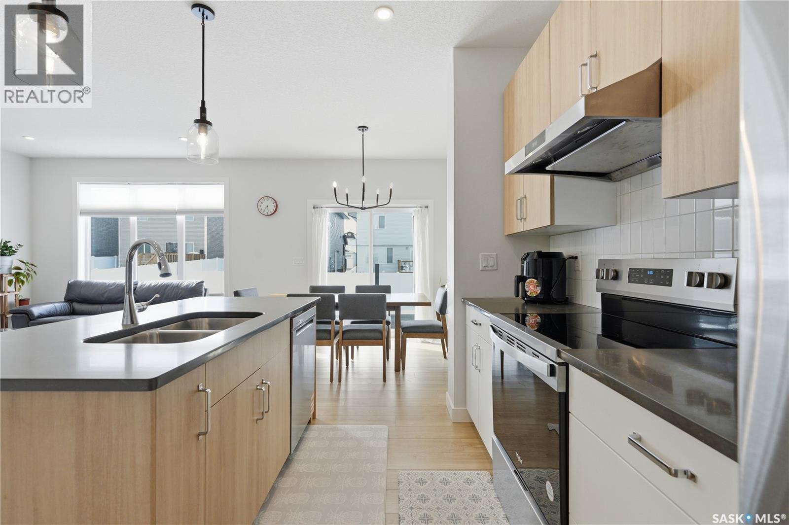 159 Doran Way, Saskatoon, SK - Indoor Photo Showing Kitchen With Double Sink With Upgraded Kitchen
