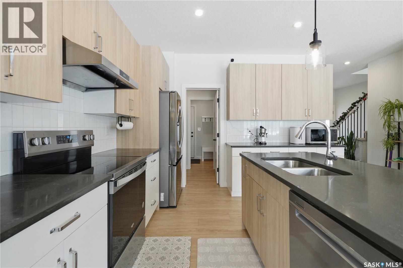 159 Doran Way, Saskatoon, SK - Indoor Photo Showing Kitchen With Double Sink With Upgraded Kitchen