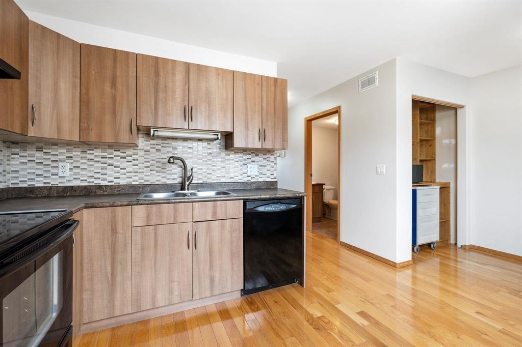 79 Fernwood Avenue, Winnipeg, MB - Indoor Photo Showing Kitchen With Double Sink
