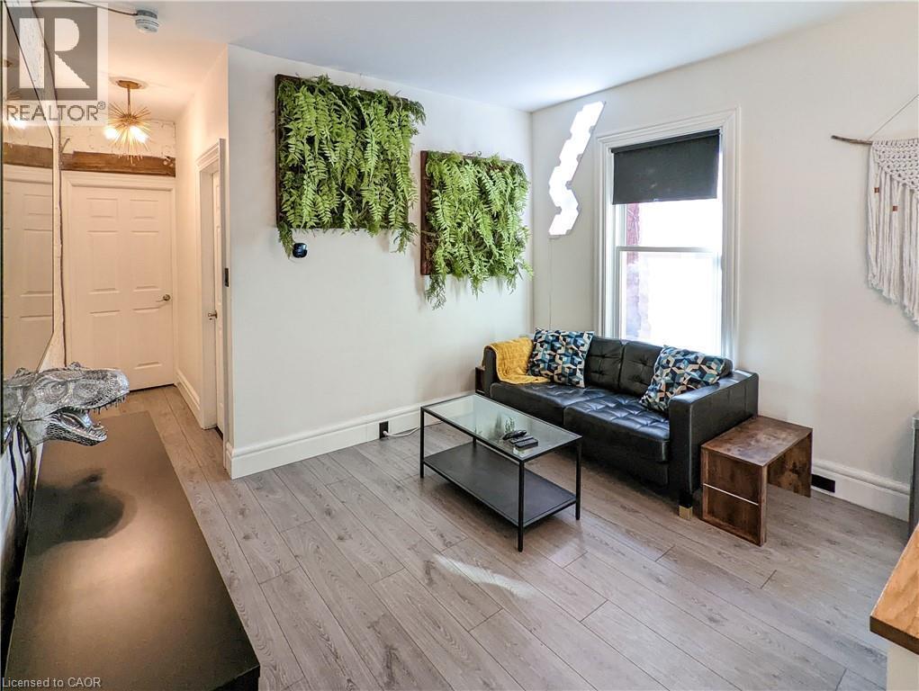 unit 3 - 158 Hunter Street E, Hamilton, ON - Indoor Photo Showing Living Room