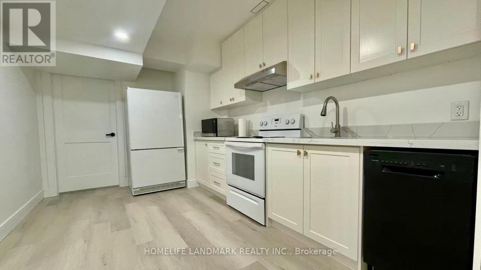 1556 Crestview Avenue, Mississauga, ON - Indoor Photo Showing Kitchen