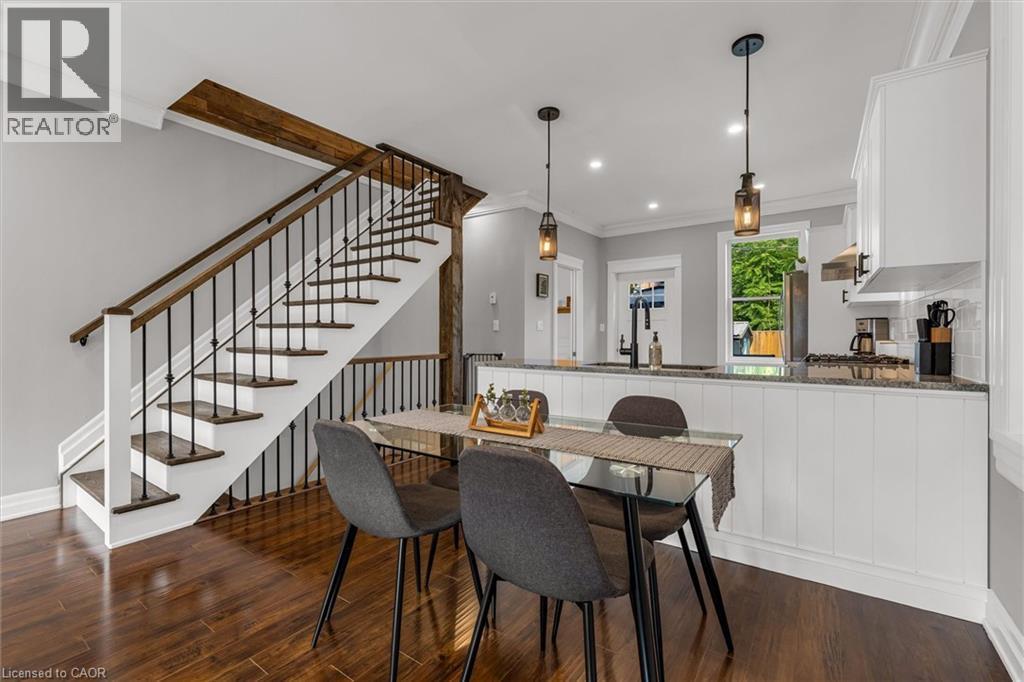 39 Fairleigh Avenue N, Hamilton, ON - Indoor Photo Showing Dining Room