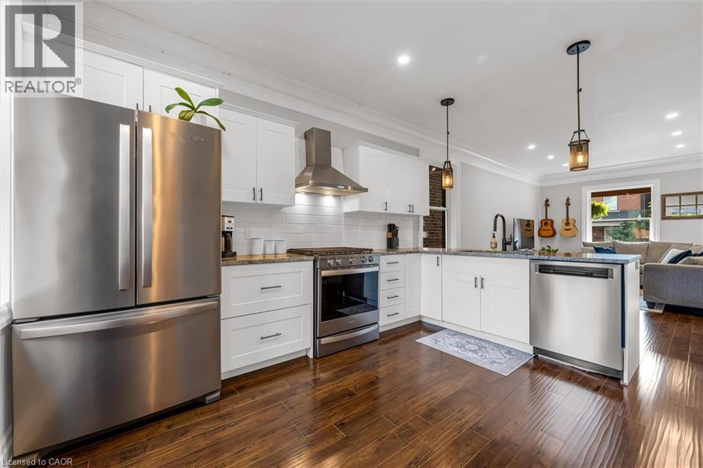 39 Fairleigh Avenue N, Hamilton, ON - Indoor Photo Showing Kitchen With Upgraded Kitchen
