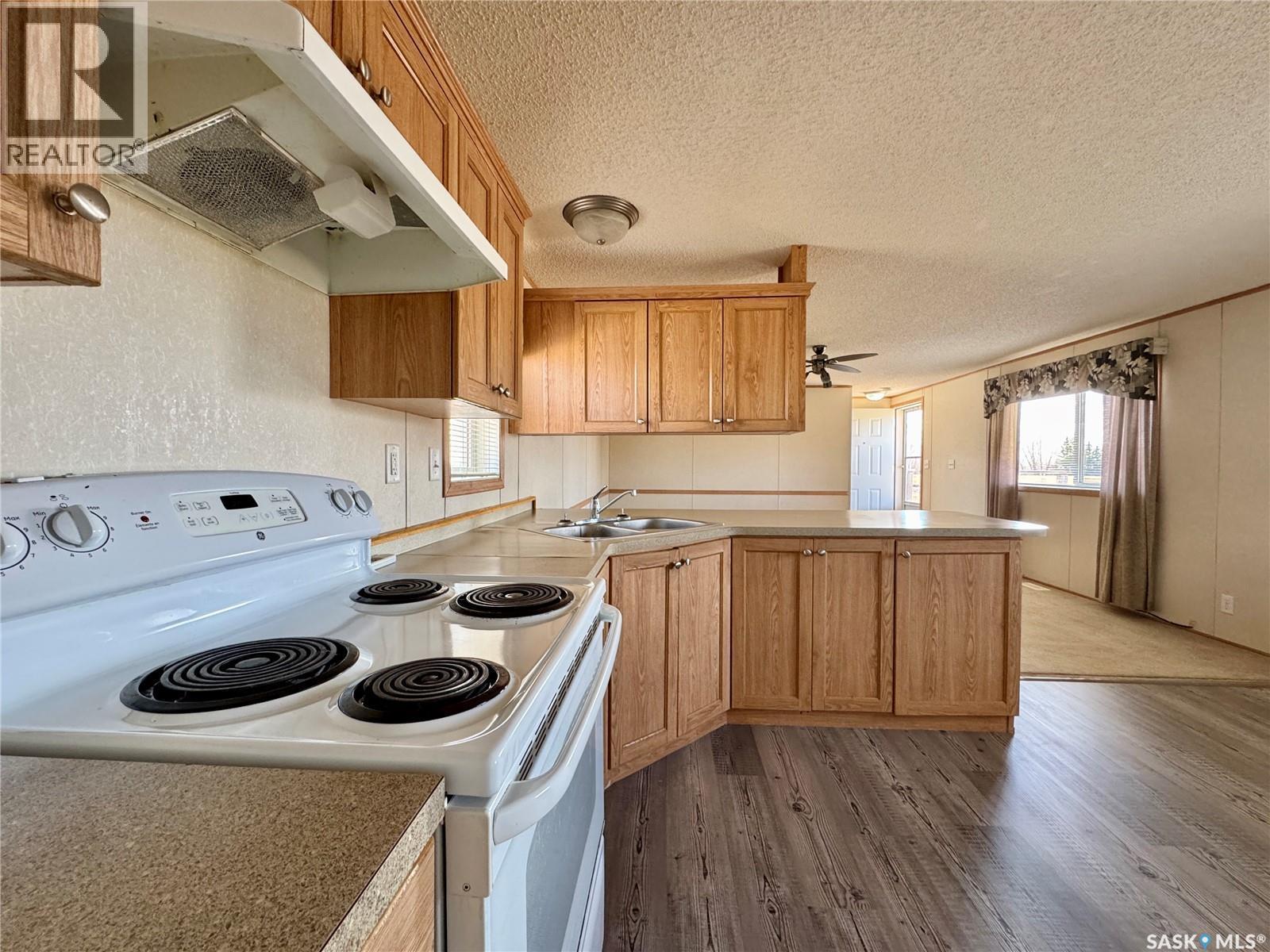 427 Vincent Avenue W, Churchbridge, SK - Indoor Photo Showing Kitchen With Double Sink