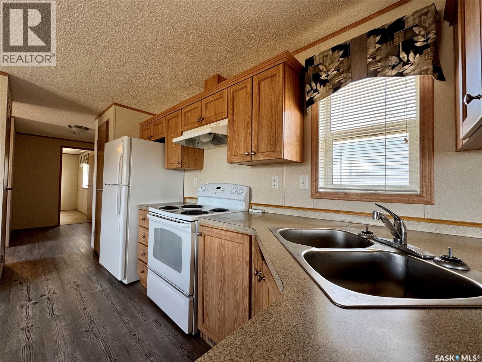 427 Vincent Avenue W, Churchbridge, SK - Indoor Photo Showing Kitchen With Double Sink