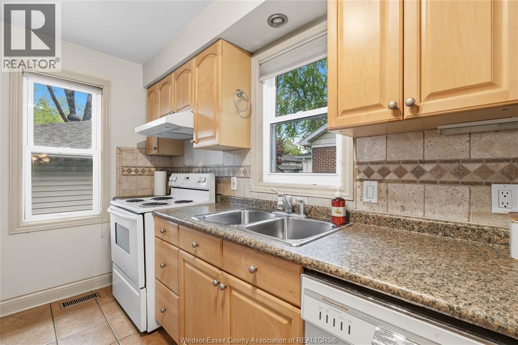 2940 Randolph Avenue, Windsor, ON - Indoor Photo Showing Kitchen With Double Sink